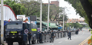 Desalojo masivo en Teleofertas: policías, perros K9 y camión antimotines toman la Máximo Gómez con 27 de Febrero