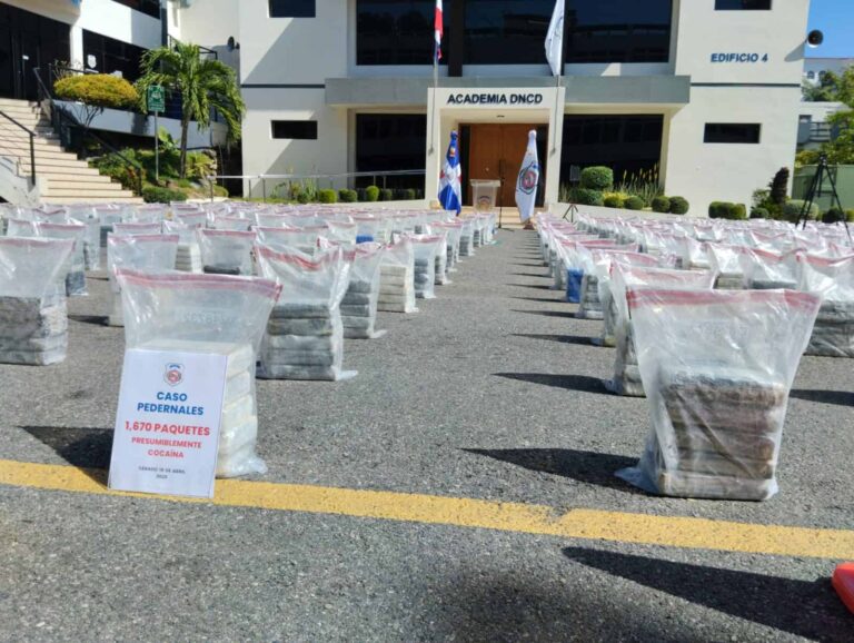 DNCD ocupa 1,670 paquetes de presunta cocaína en costas de Pedernales tras persecución