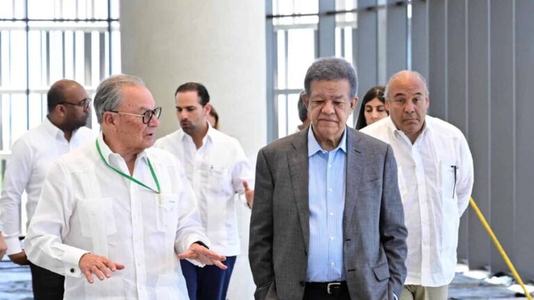 Leonel Fernández visita el Centro Cultural Rainieri y conoce de cerca la magestuosa obra que construye esta familia en Punta Cana