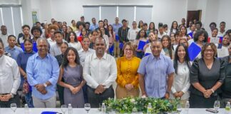 Alcalde Manolito Ramírez entrega 69 becas universitarias a jóvenes de Verón Punta Cana