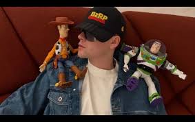 Bizarrap se une a Bad Bunny en el doblaje de ‘Toy Story 5’