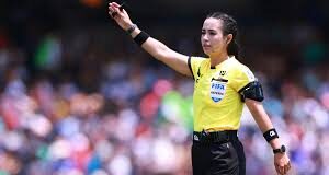 Katia Itzel García de México hace historia como la primera árbitra latinoamericana en dirigir un partido de un Mundial masculino