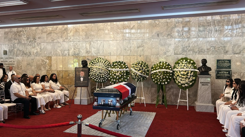 República Dominicana despide a Alex Bueno con emotivo homenaje en el Teatro Nacional