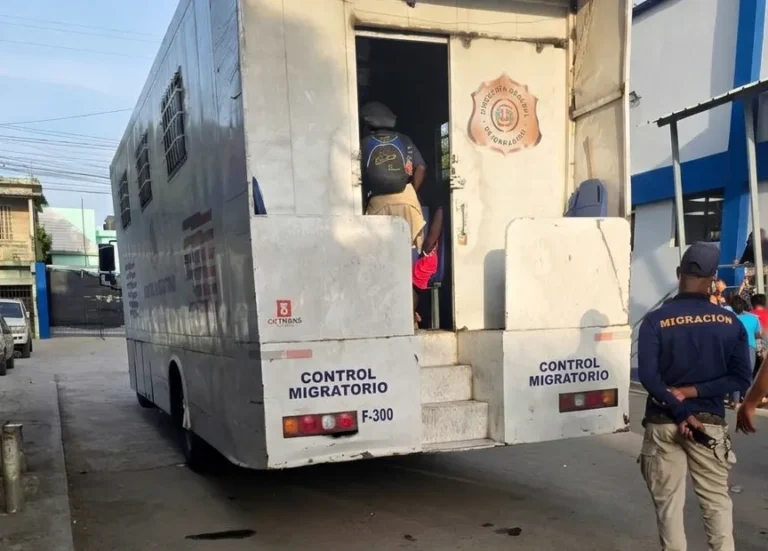 Escándalo en Migración | apresan empleados transportando 22 haitianos indocumentados en vehículo oficial entre Dajabón y Puerto Plata