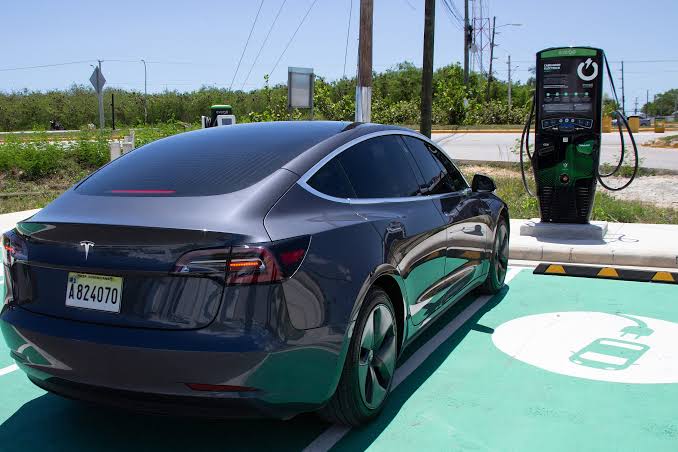 Tesla acelera con ventas récord, pero BYD le arrebata el liderazgo mundial de vehículos eléctricos