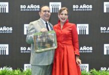 Héctor Valdez Albizu es reconocido por sus 50 años en el Banco Central RD