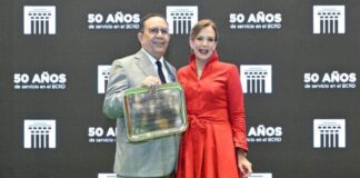 Héctor Valdez Albizu es reconocido por sus 50 años en el Banco Central RD
