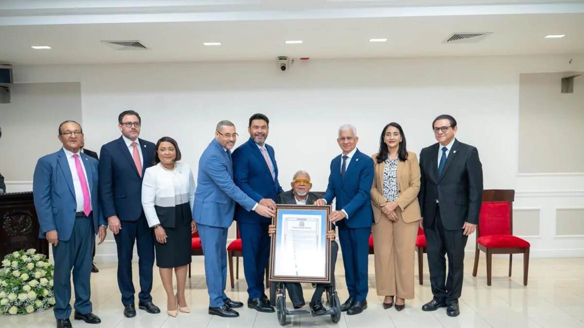 Ramón Torres es reconocido en el Senado RD por su extraordinaria trayectoria artística