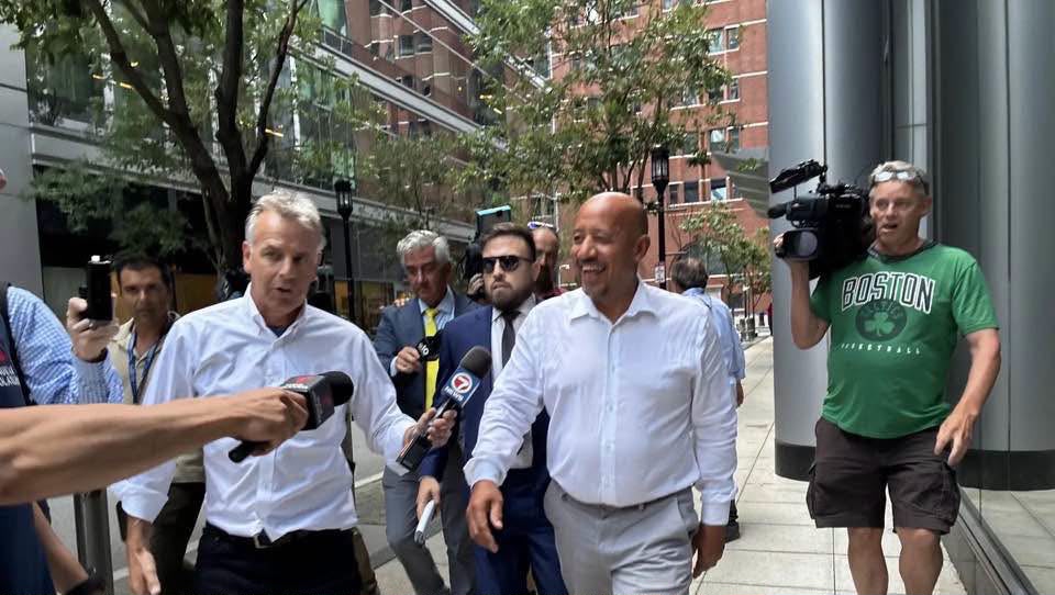 Alcalde de Lawrence queda en libertad tras ser acusado de fraude y lavado de dinero