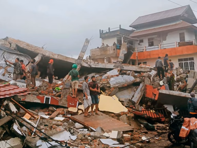 Terremoto de magnitud 7.7 sacude Indonesia y obliga a evacuar zonas costeras
