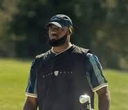 LeBron James cambia la cancha por el golf y estrena su propio canal de YouTube