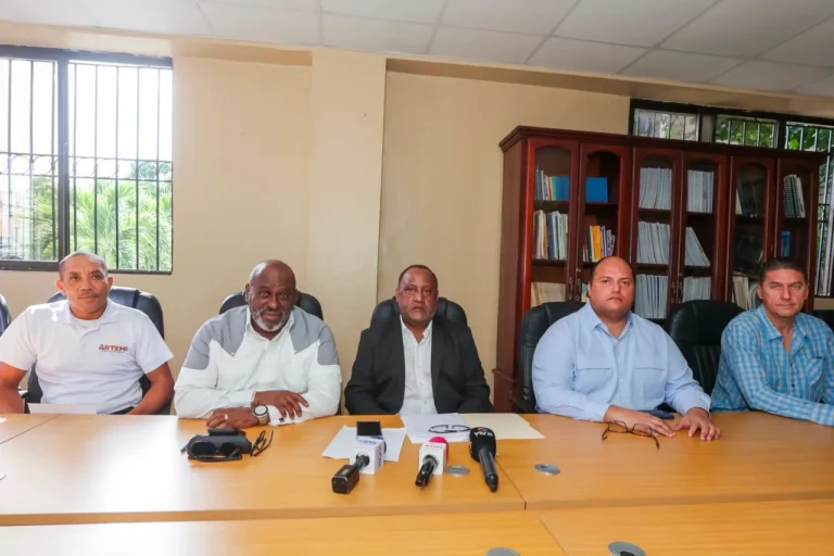 CNTD advierte posible conflicto en playa Esmeralda de Miches por presencia de vendedores ambulantes