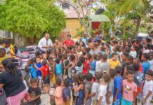 Alcalde Manolito Ramírez entrega útiles escolares a niños de comunidades de Verón Punta Cana