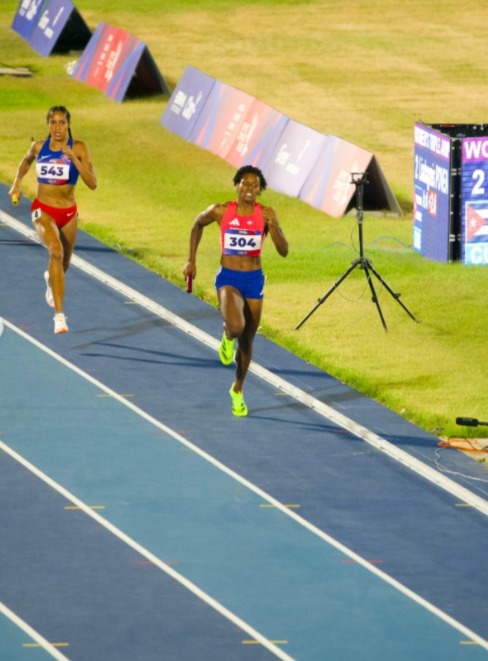 ¡Oro histórico! Marileidy Paulino lleva a RD al oro y rompe récord en el relevo mixto 4x400 | Video