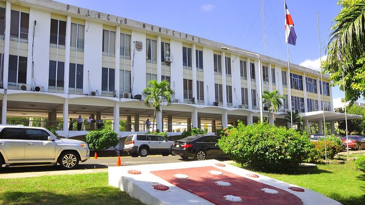 Alcalde de Santiago revela estafadores transfirieron RD$3.4 millones del Ayuntamiento; fondos fueron recuperados