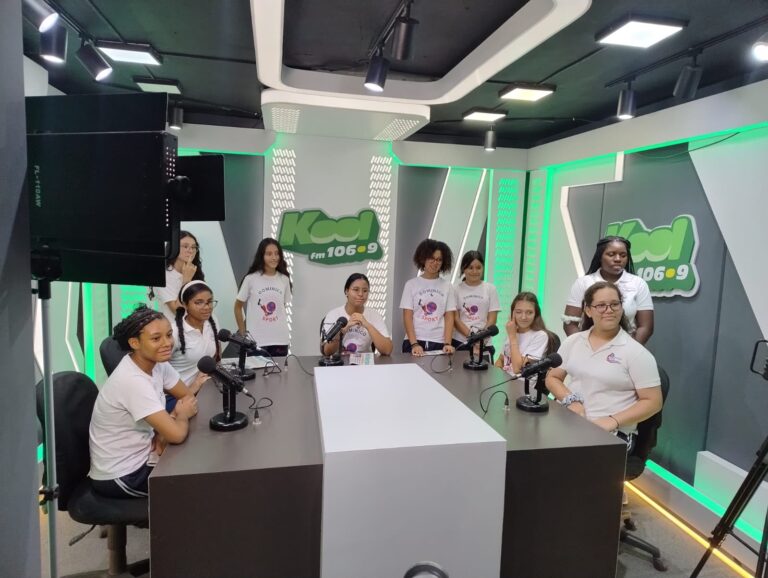 Estudiantes del Colegio Dominico International School visitan instalaciones de Grupo de Medios EB