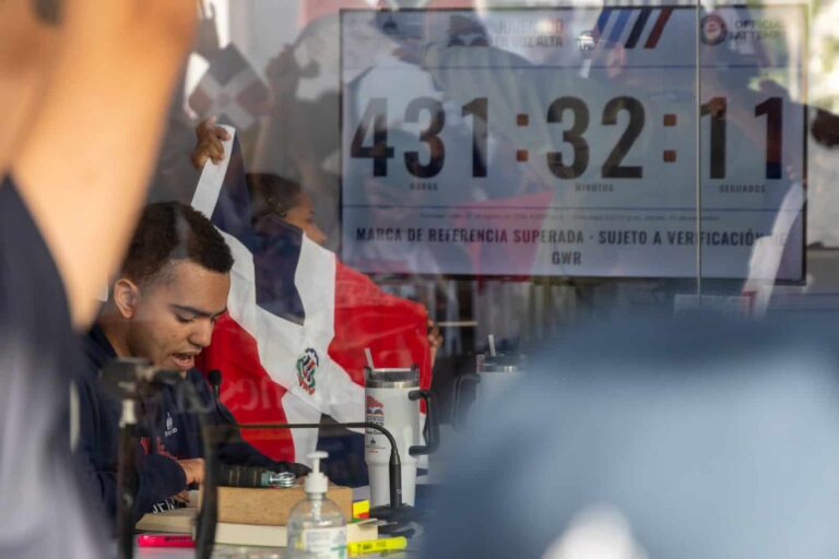 RD supera las 432 horas de lectura continua y se acerca a un nuevo récord Guinness