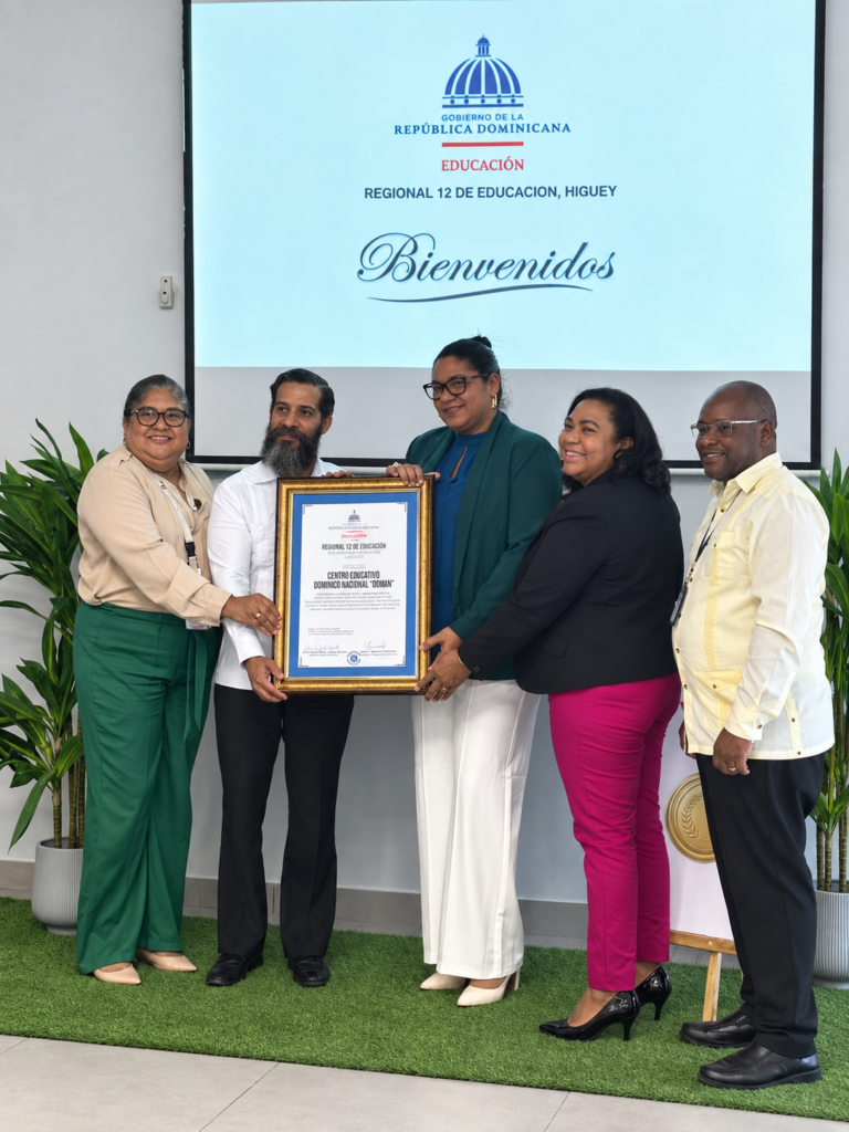 Colegio Dominico International School de Bávaro recibe reconocimiento por sus resultados en las Pruebas Nacionales 2026