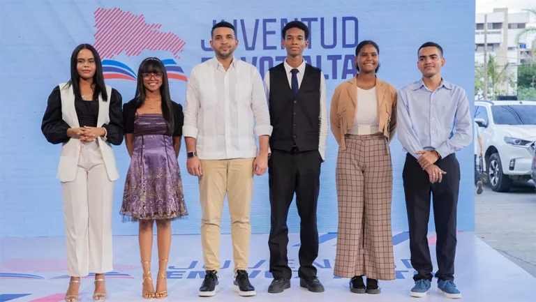 Cinco jóvenes dominicanos buscan recuperar Récord Guinness de lectura en voz alta | En vivo