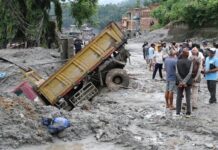 Riada en Nepal supera los 1,000 muertos y deja más de 4,500 desaparecidos