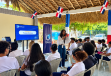Estudiantes del Dominico International School reciben charla sobre finanzas personales impartida por el Banco Popular