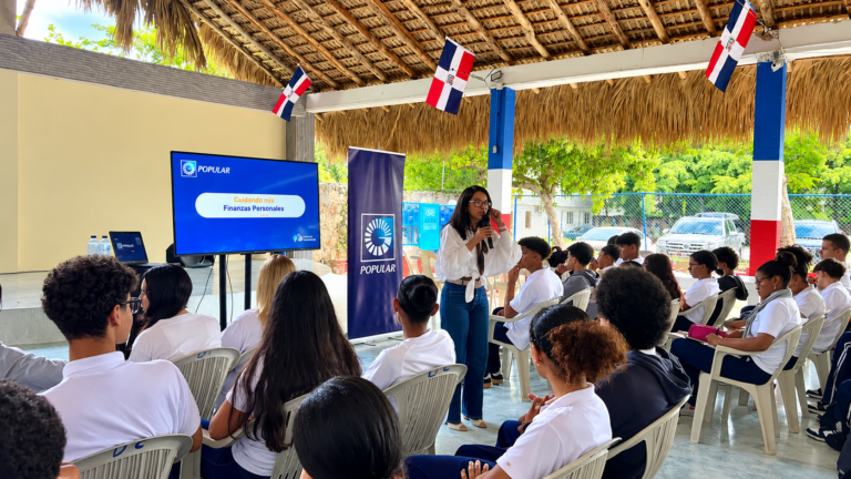 Estudiantes del Dominico International School reciben charla sobre finanzas personales impartida por el Banco Popular