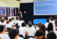 Estudiantes de sexto de secundaria del Colegio Calasanz de Pueblo Bávaro reciben charla sobre inteligencia artificial y redes sociales impartida por Robert Linarez