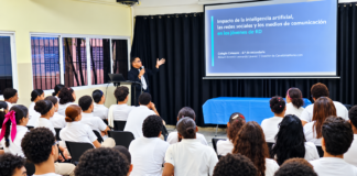 Robert Linarez imparte charla sobre inteligencia artificial y redes sociales a más de 68 estudiantes del Colegio Calasanz de Pueblo Bávaro