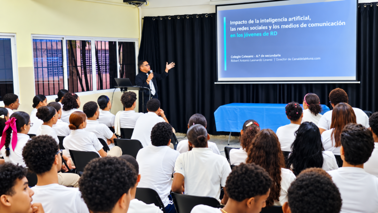 Robert Linarez imparte charla sobre inteligencia artificial y redes sociales a más de 68 estudiantes del Colegio Calasanz de Pueblo Bávaro