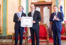 Abinader condecora al excanciller Roberto Álvarez con la Orden del Mérito de Duarte, Sánchez y Mella